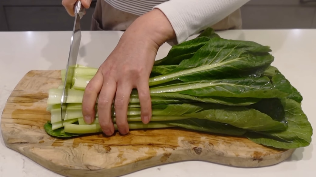 小松菜を切る人