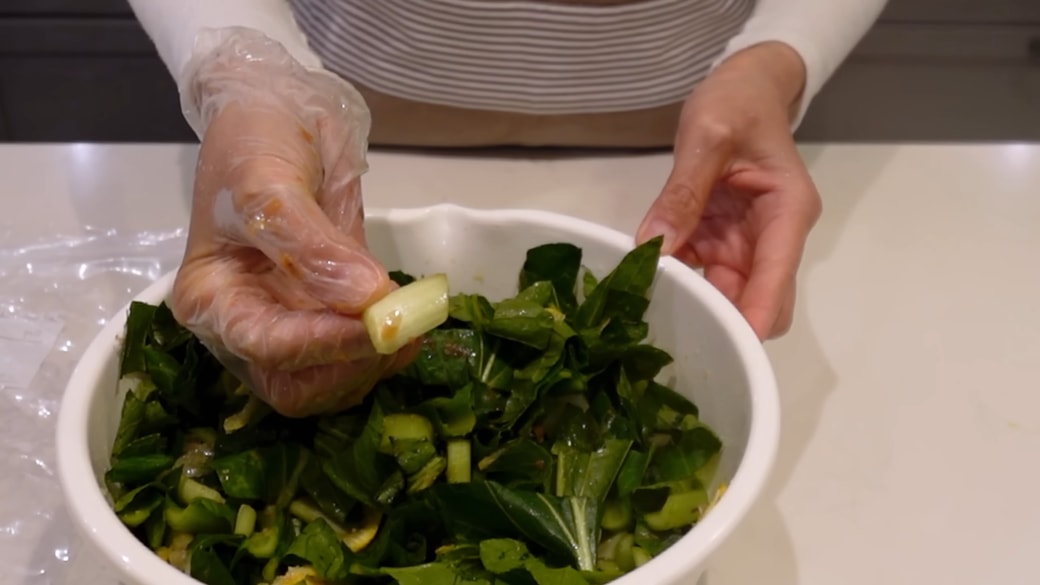 小松菜の茎を味見する人