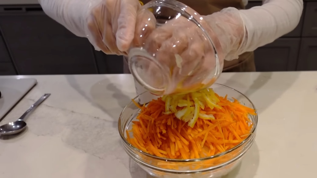 にんじん、大根、柚子を混ぜ合わせる人