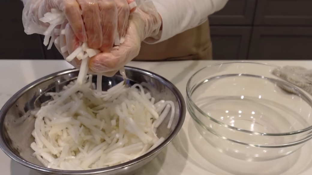 大根の水切りをする人