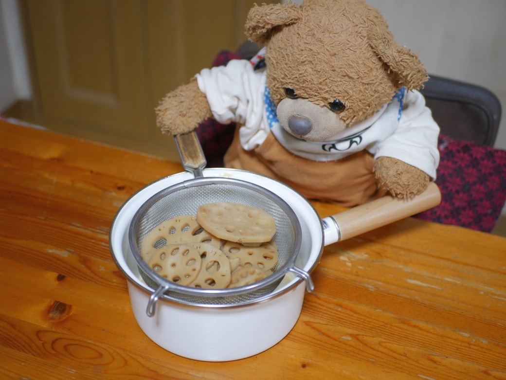 レンコンの汁気を切る