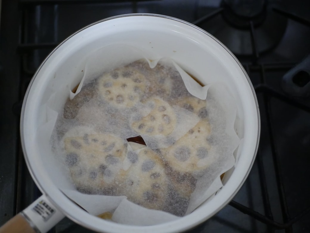 落とし蓋をして煮る