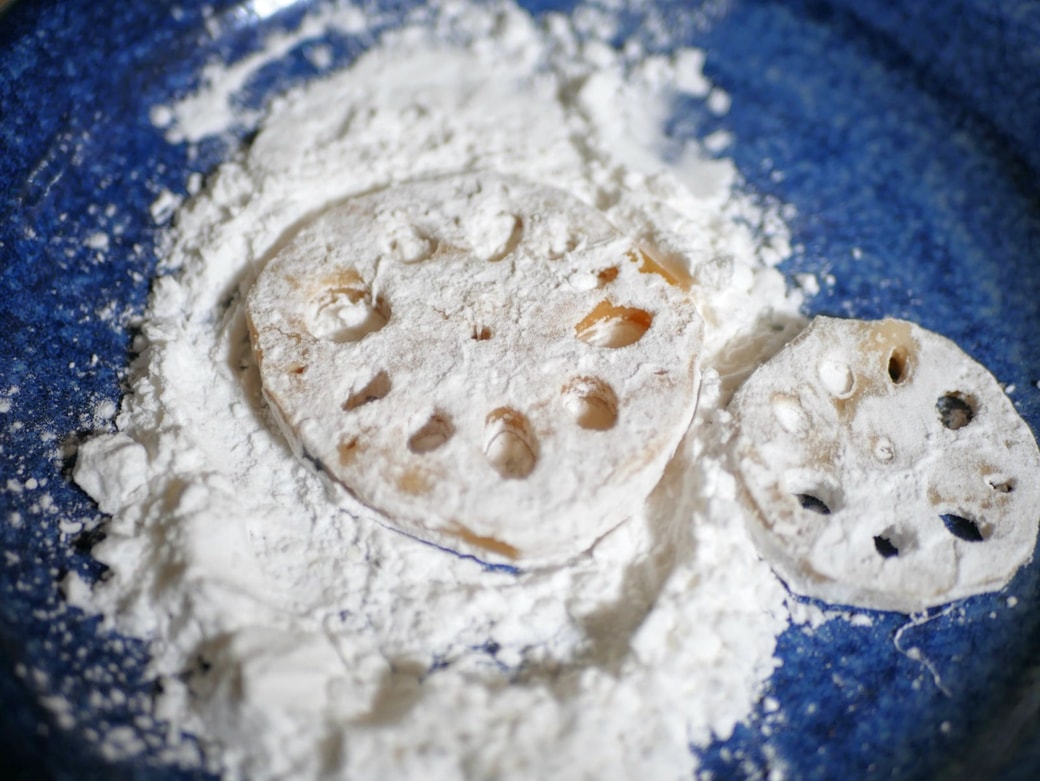 レンコンに片栗粉をまぶす