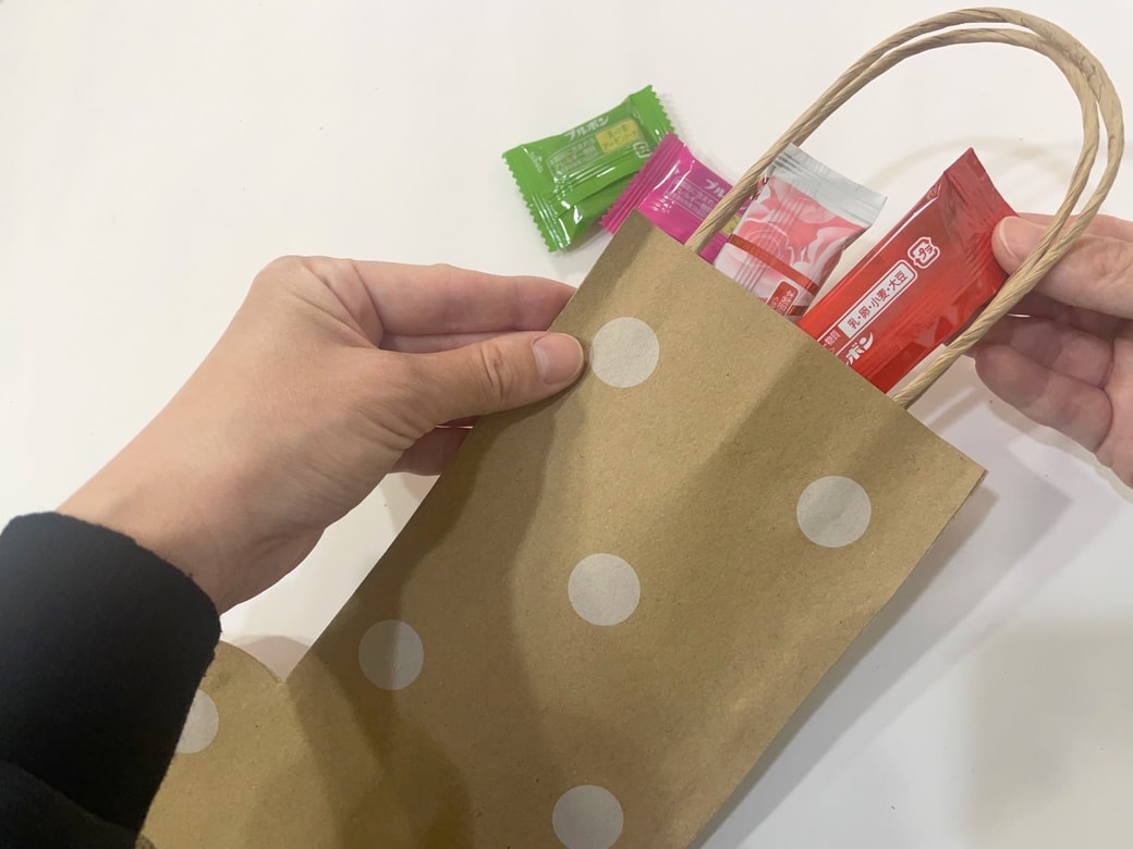 お菓子を入れる