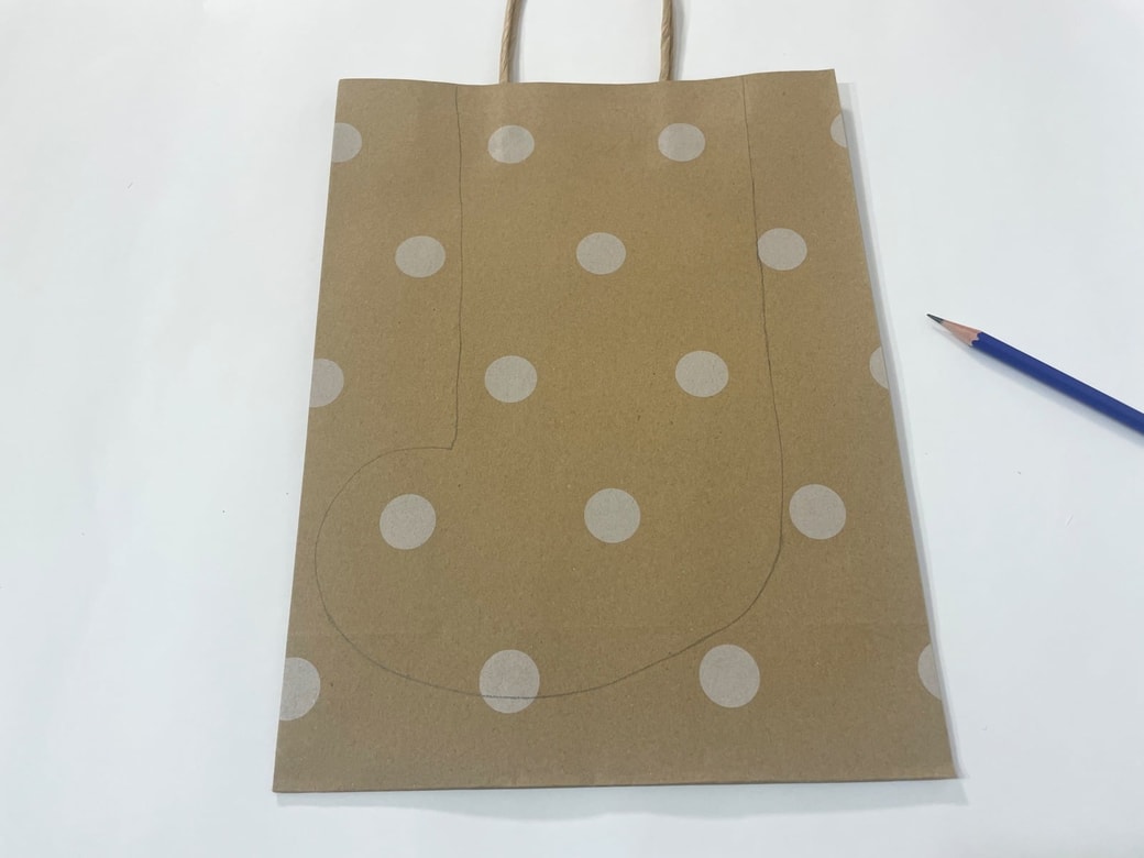 紙袋に靴下型を描く