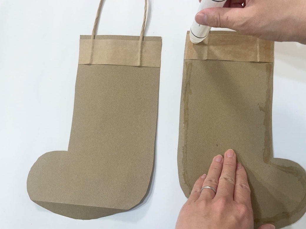 のりで両面を貼りつける