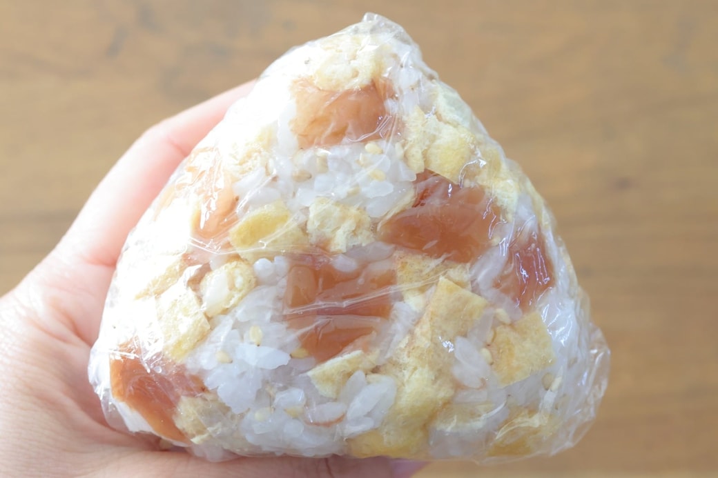 「梅とあぶら揚げのおにぎり」