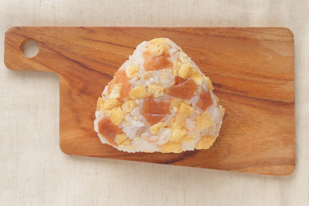 「梅とあぶら揚げのおにぎり」