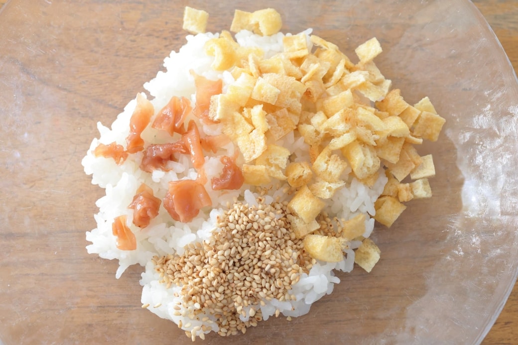 「梅とあぶら揚げのおにぎり」