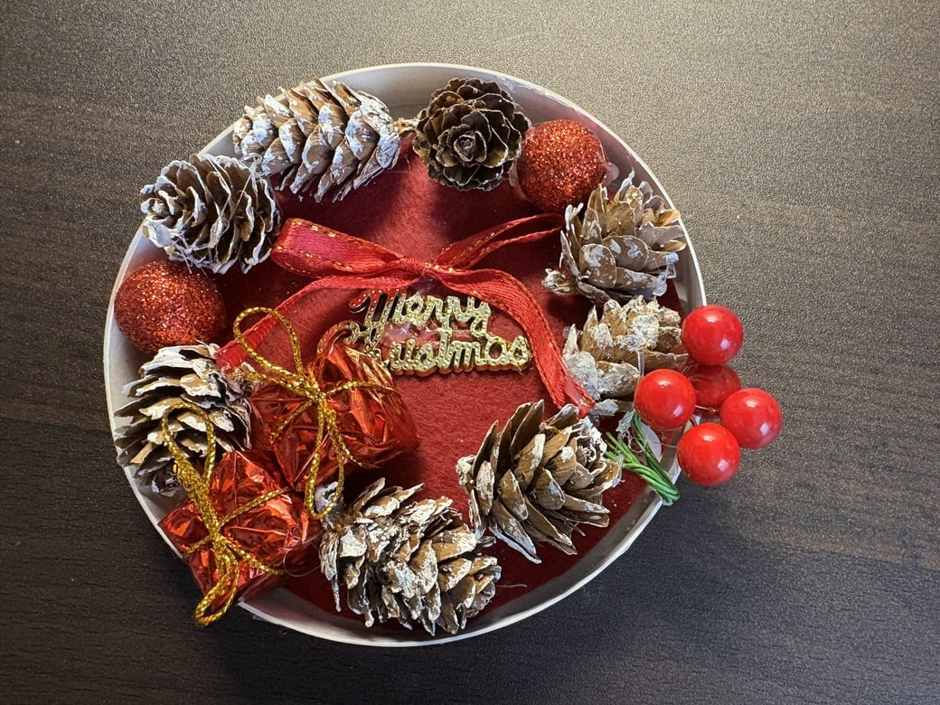 フェルトの上に装飾をくっつけた様子