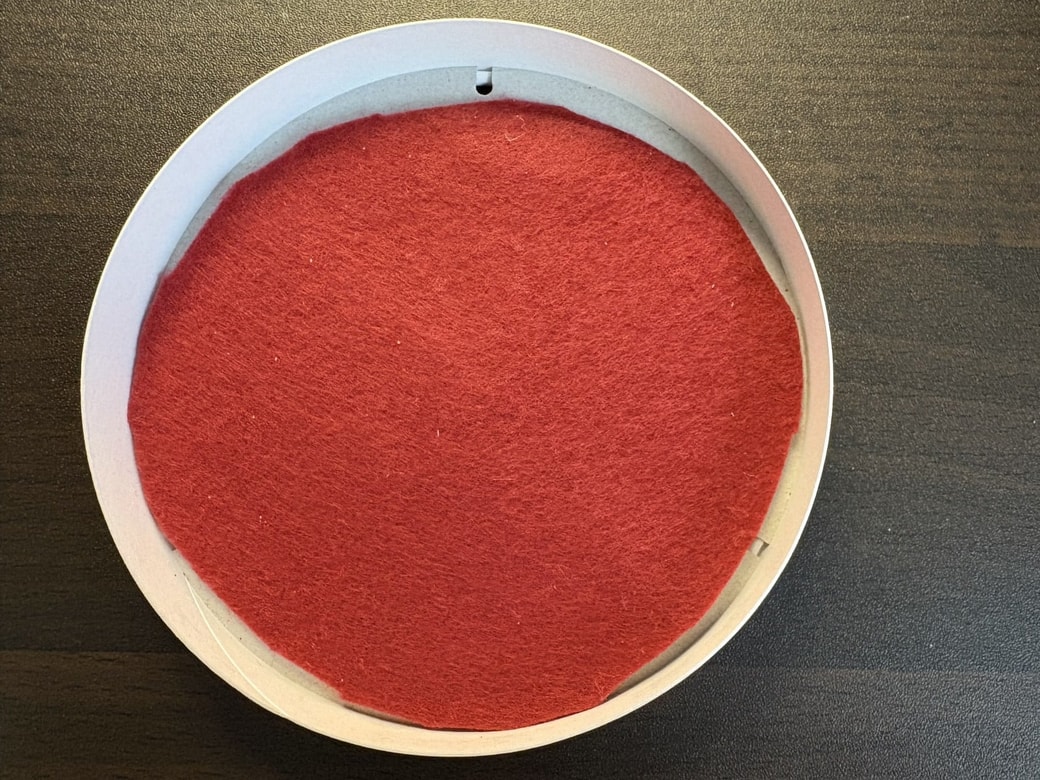 箱にフェルトを敷いた様子