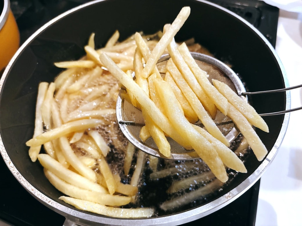 ポテトを挙げている様子