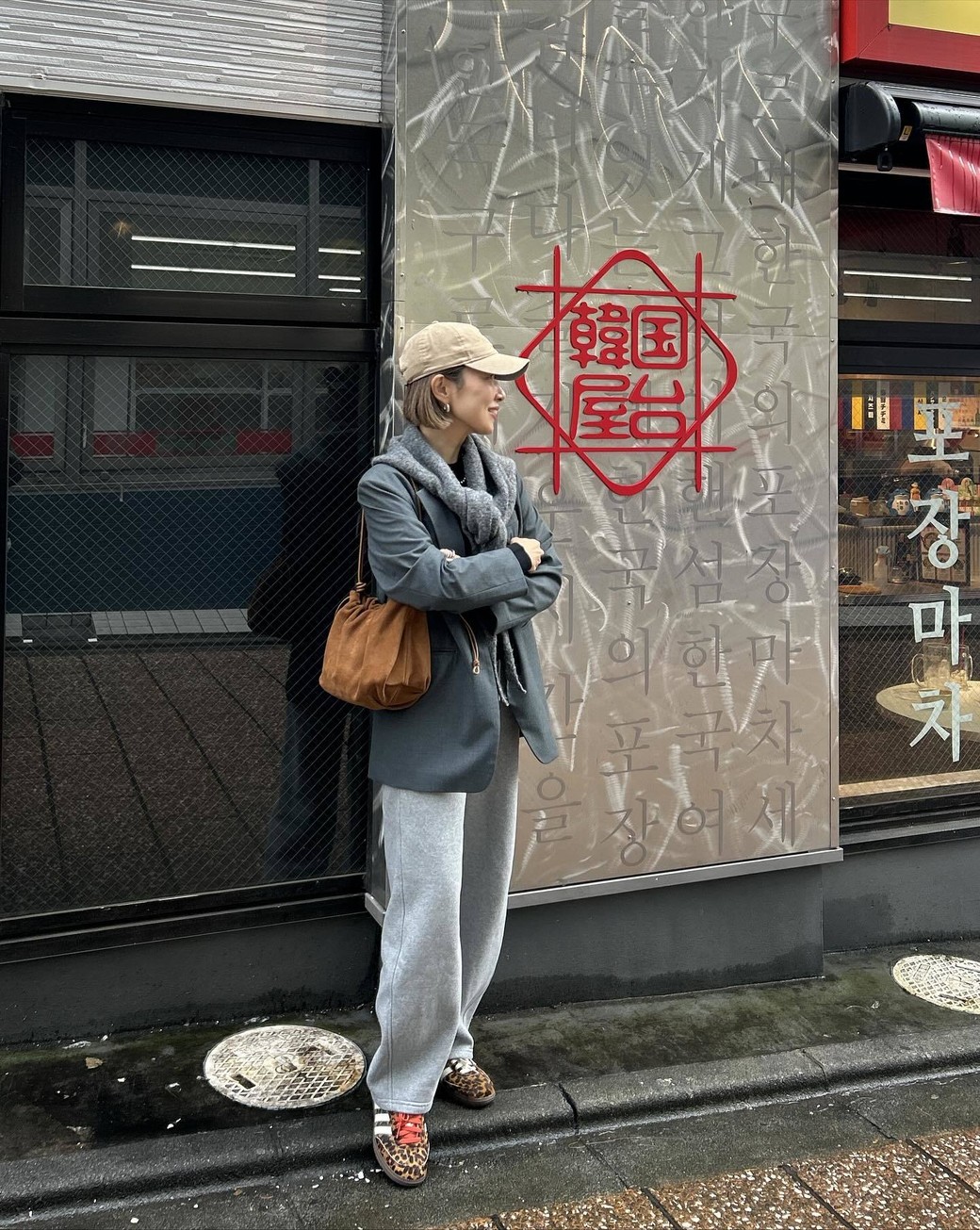 きちんと見えするジャケット合わせは大人カジュアルの定番。