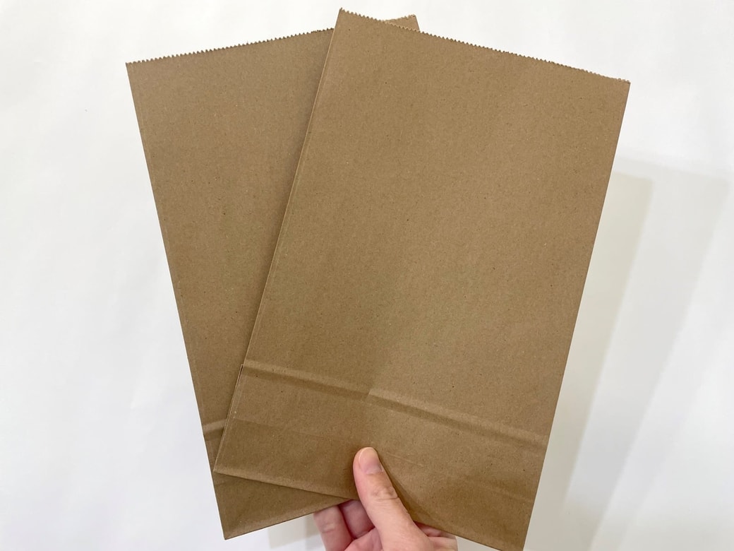 シンプルな紙袋をアレンジ