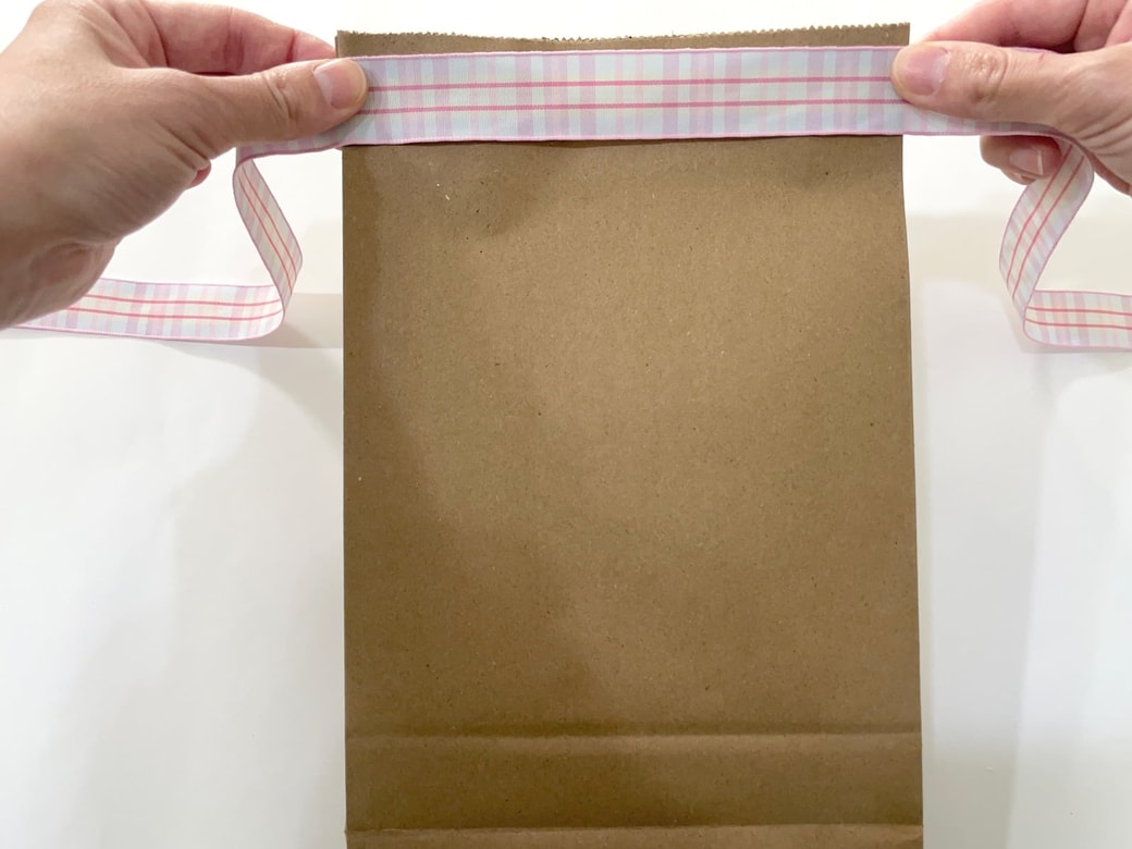 袋の口部分にリボンを置く