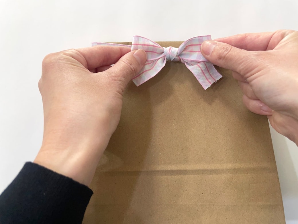 正面でリボンを結ぶ