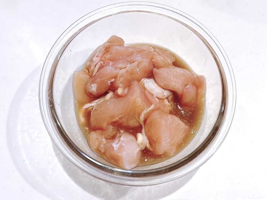 カットした鶏肉を下味に浸ける