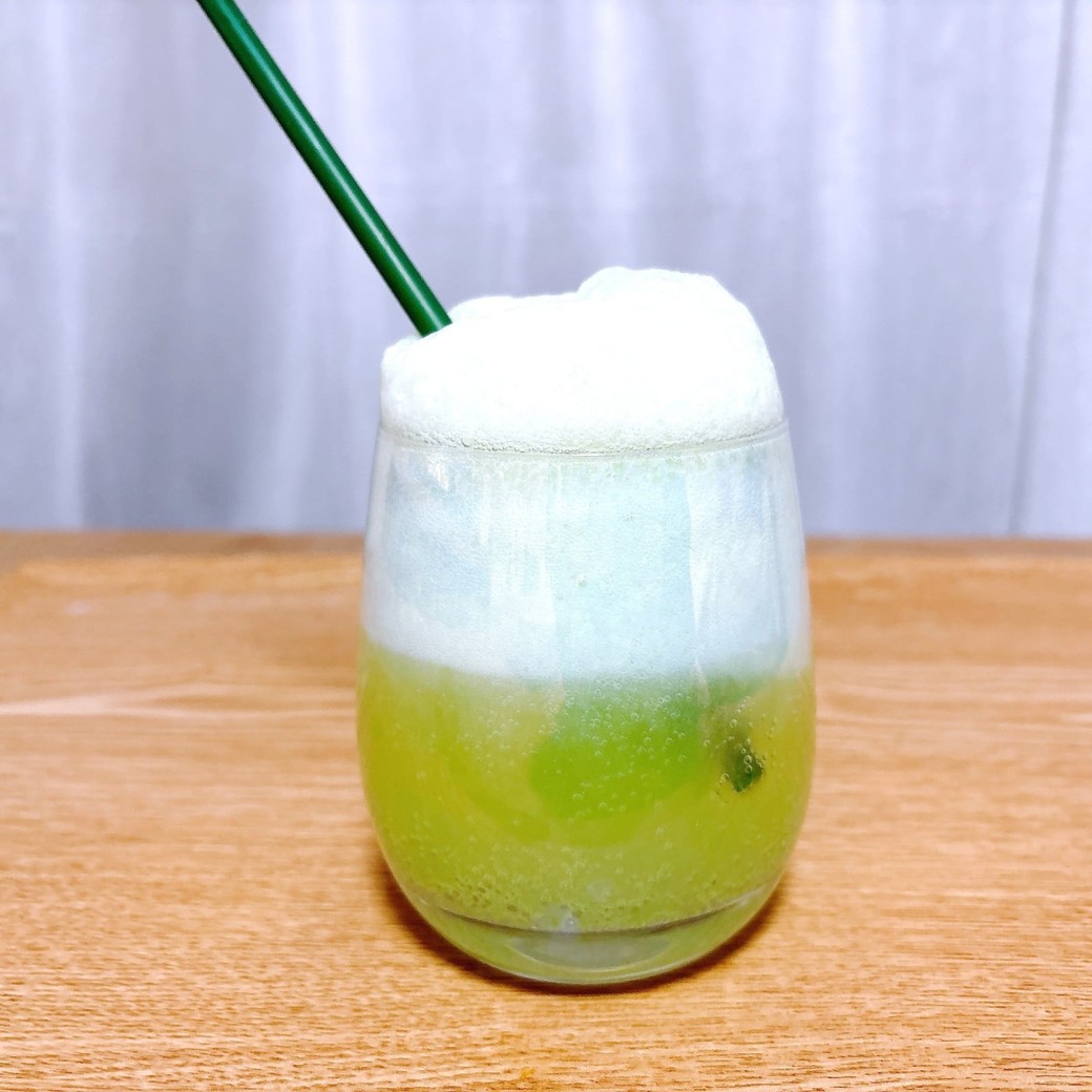 アイスをのせるとクリームソーダになる