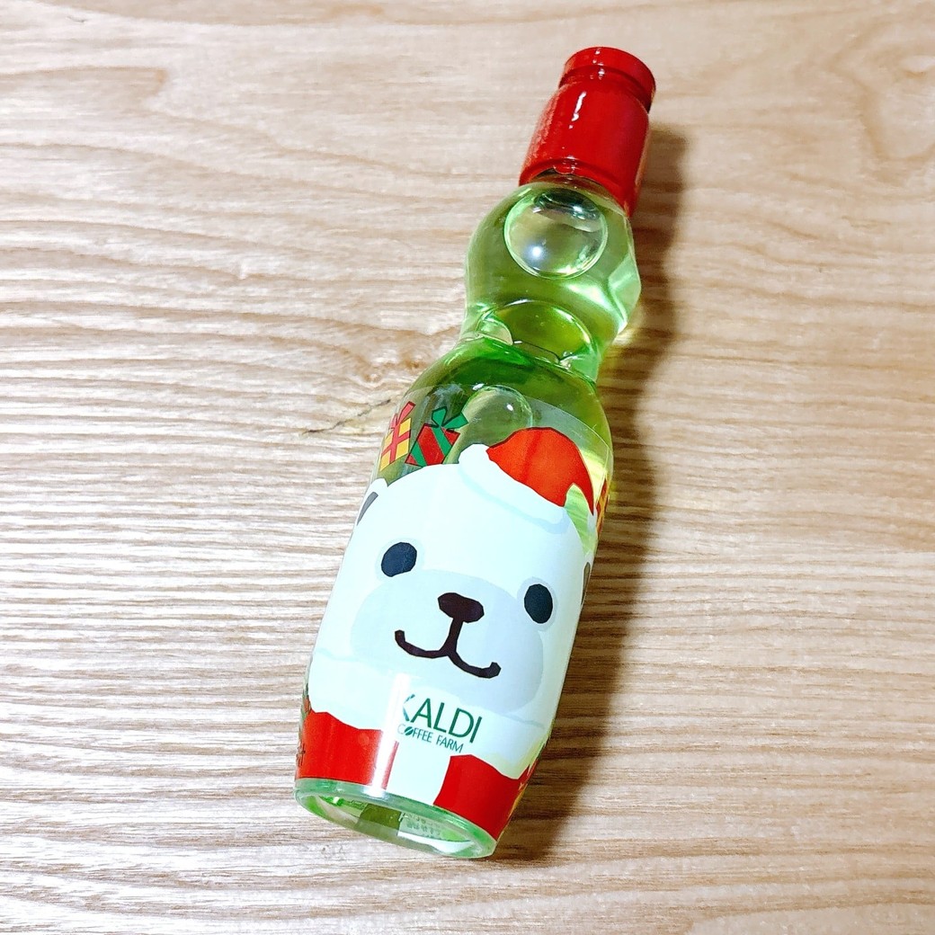 カルディ「クリスマスしろくまラムネ 青りんご味」