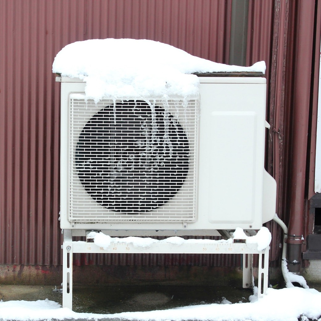 NG①室外機に積もった雪を放置する