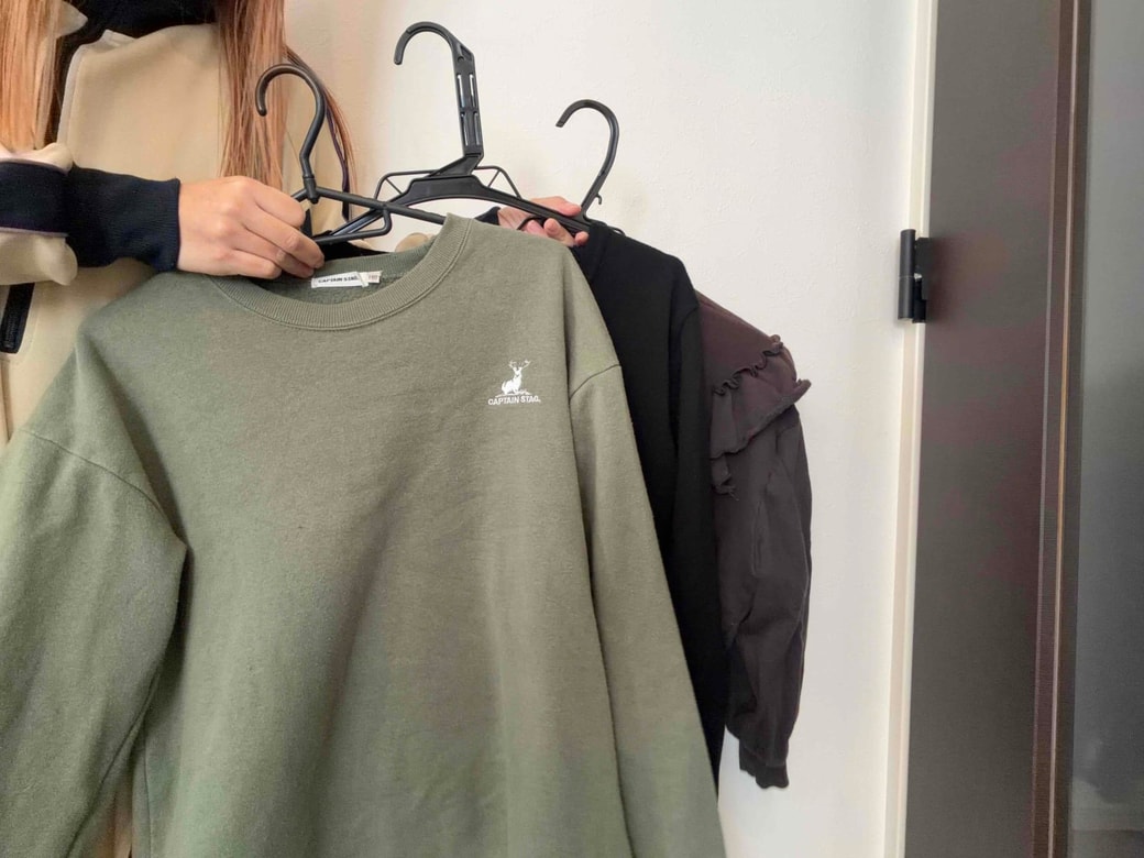 たくさんの服をハンガーにかけたところ