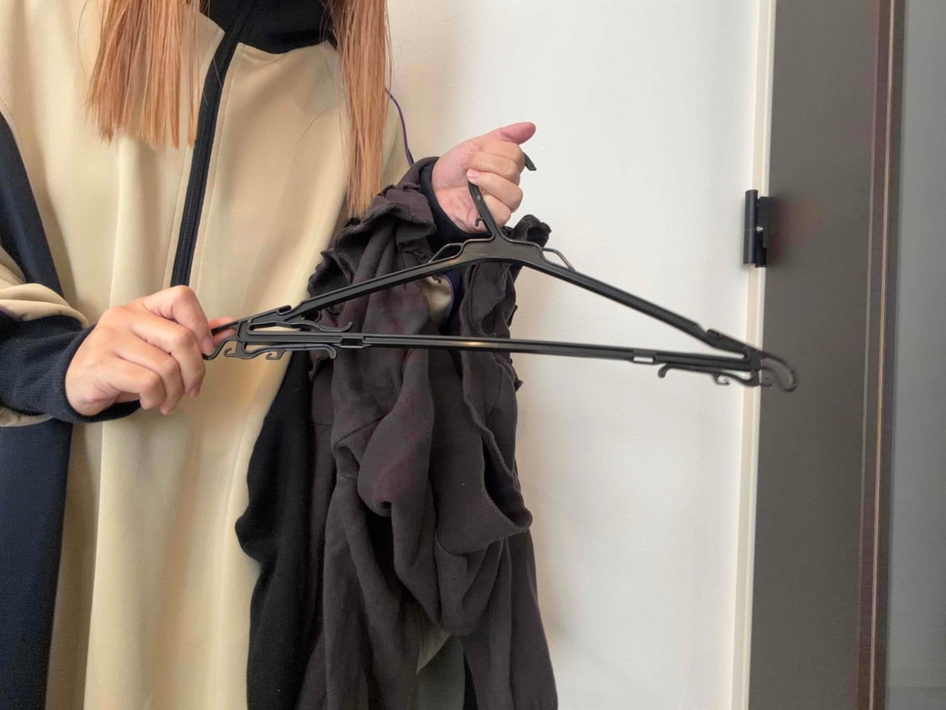 ハンガーを手に持っているところ