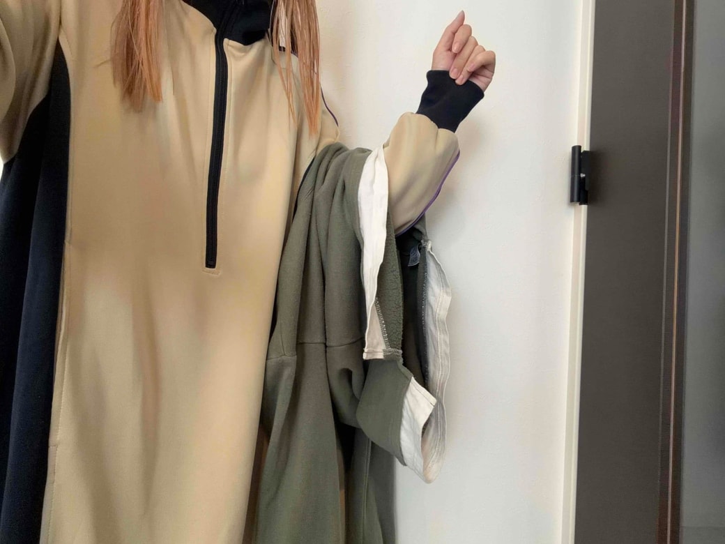 洋服を腕にかけているところ