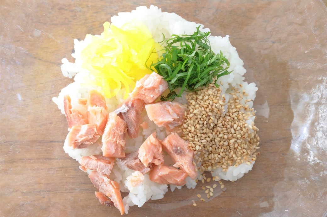 「鮭とたくあんと大葉のごまおにぎり」
