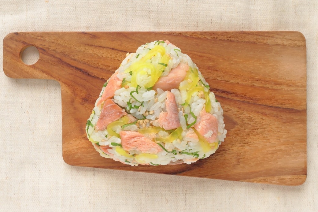 「鮭とたくあんと大葉のごまおにぎり」