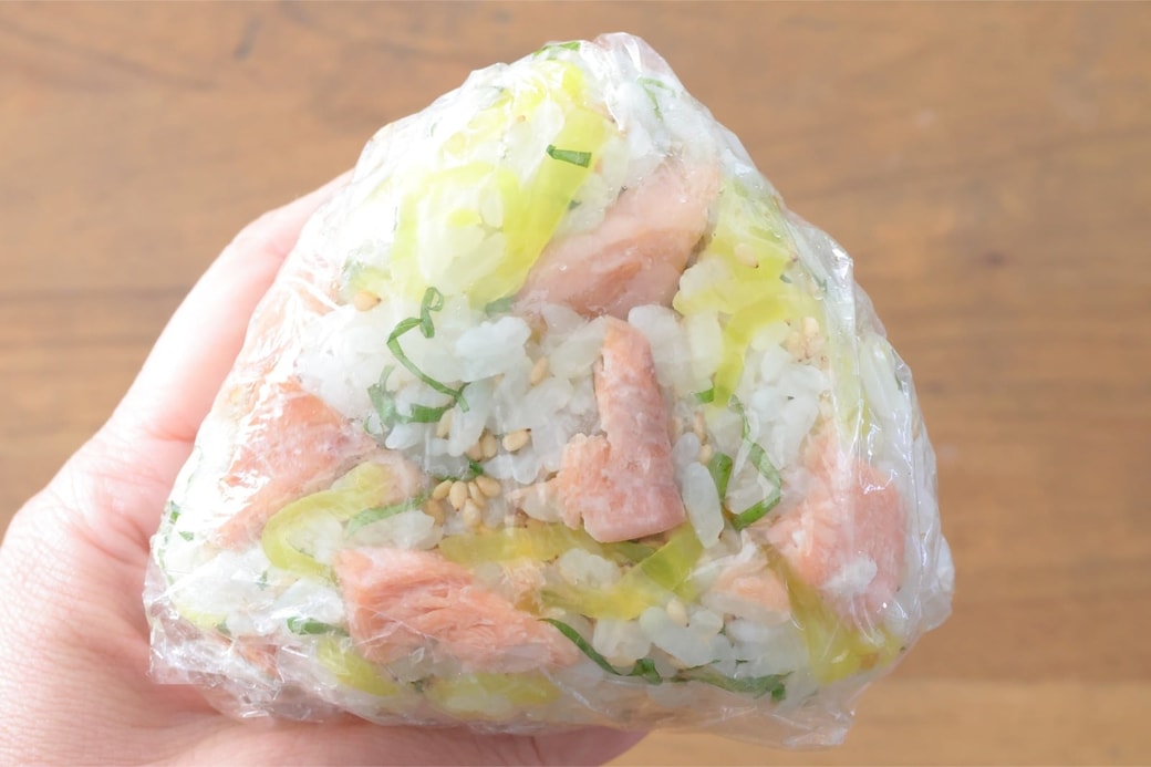 「鮭とたくあんと大葉のごまおにぎり」
