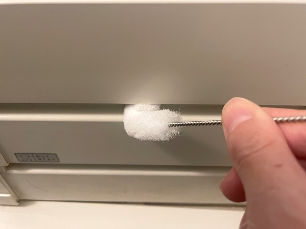 下部の換気口の汚れを取る