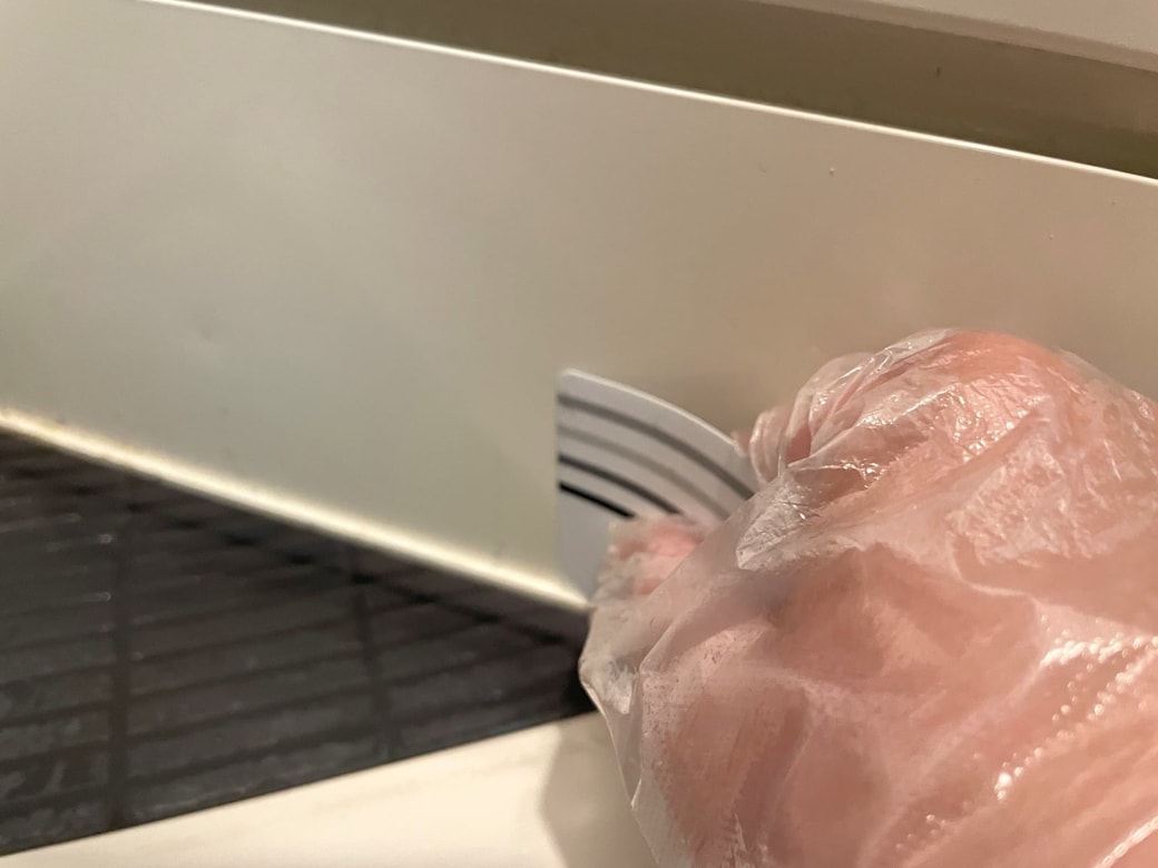 ドアの下部にも固まった汚れがつきやすい