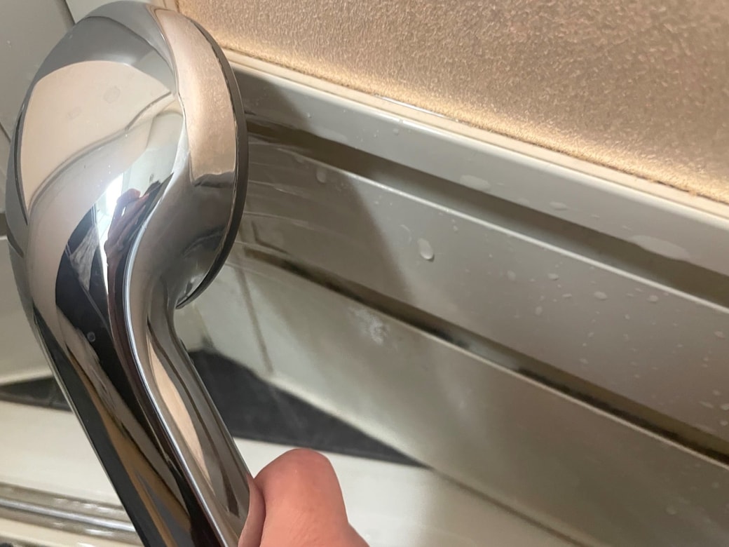 二つ折りドアの場合はシャワーを使うのもおすすめ