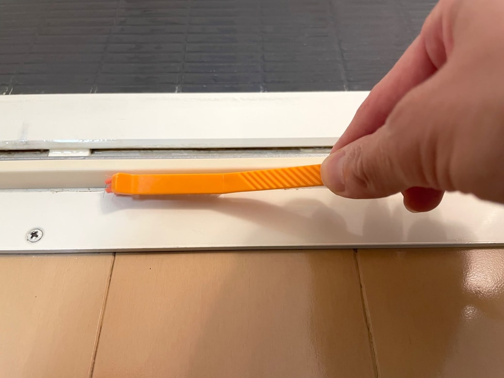 歯ブラシで汚れをかき出す