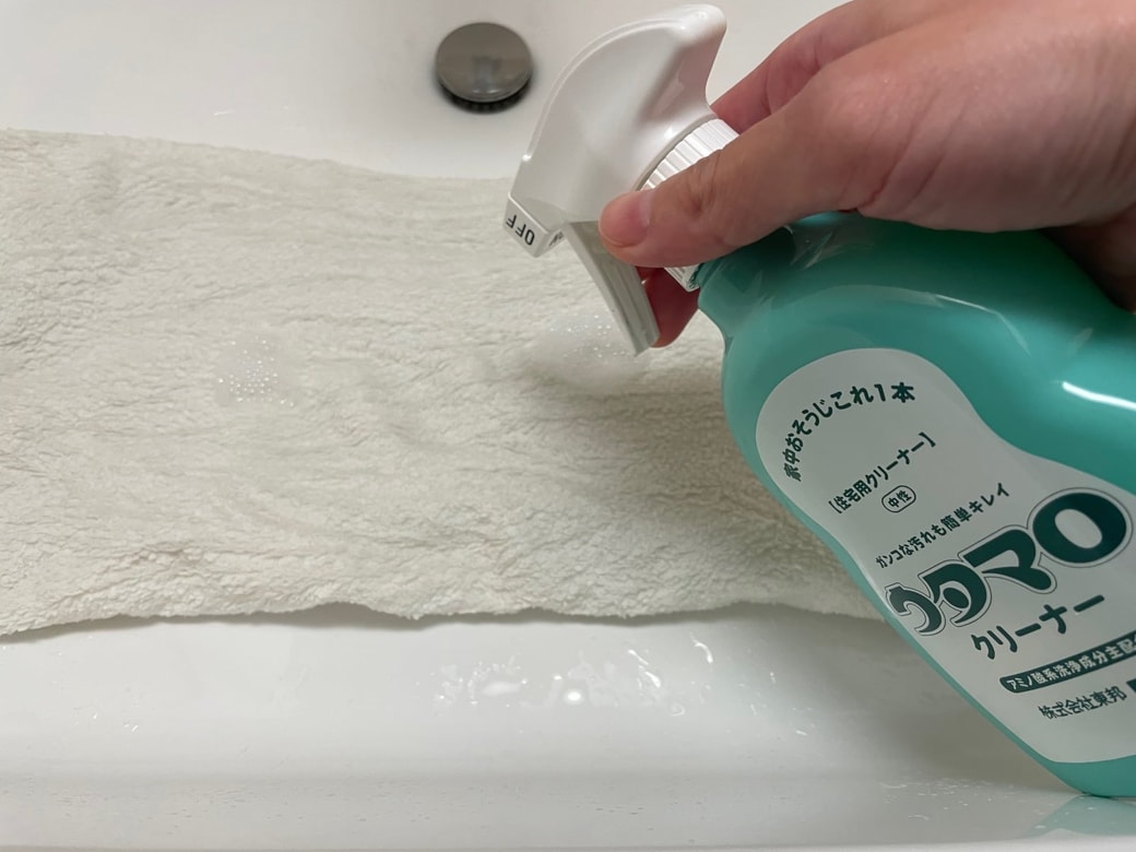 濡らして固く絞ったクロスに洗剤を吹きかける