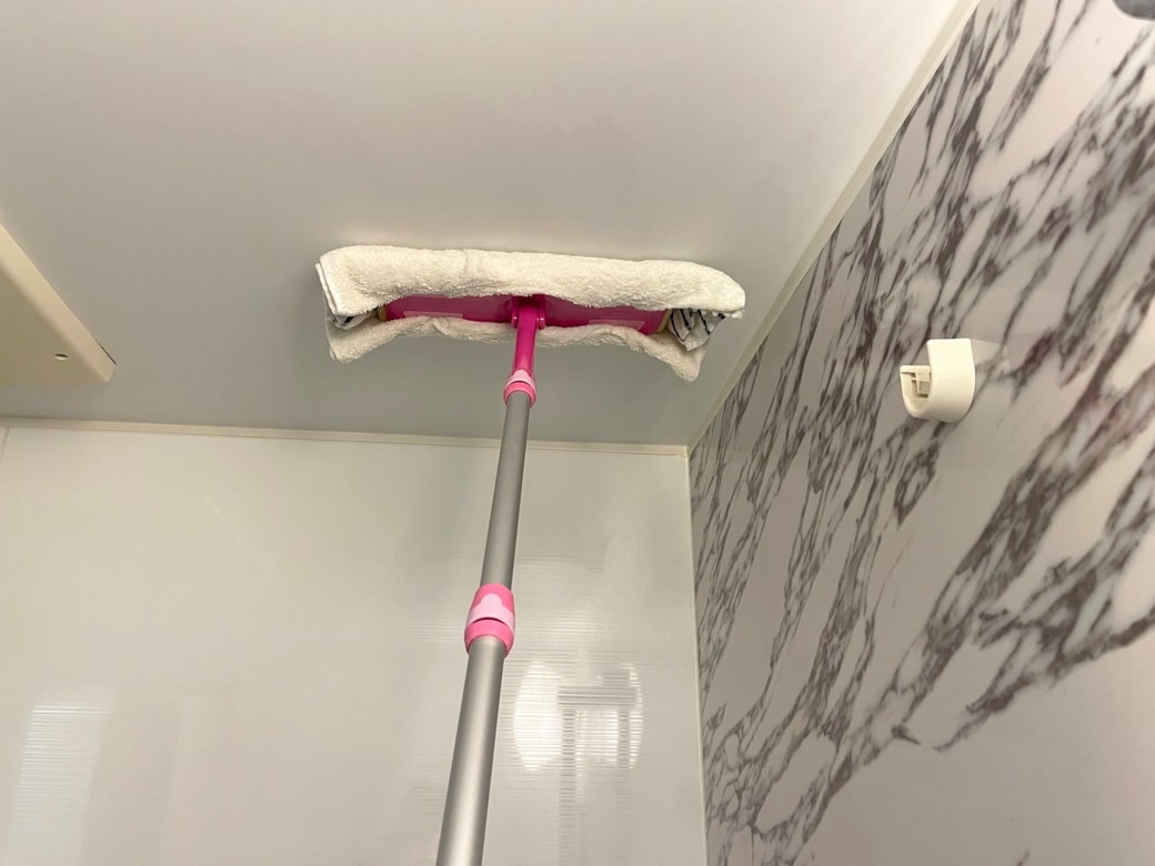 フロアワイパーにセットして天井を拭く