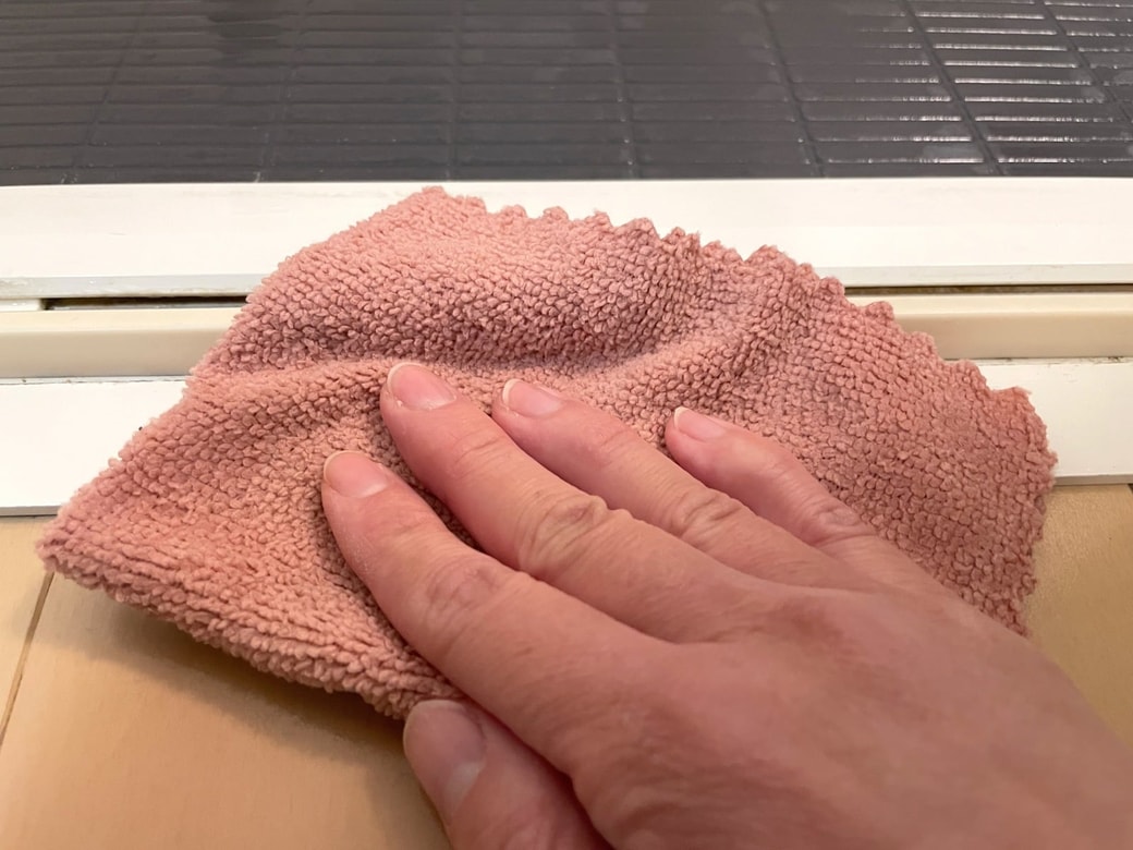 水拭きと乾拭きで仕上げる