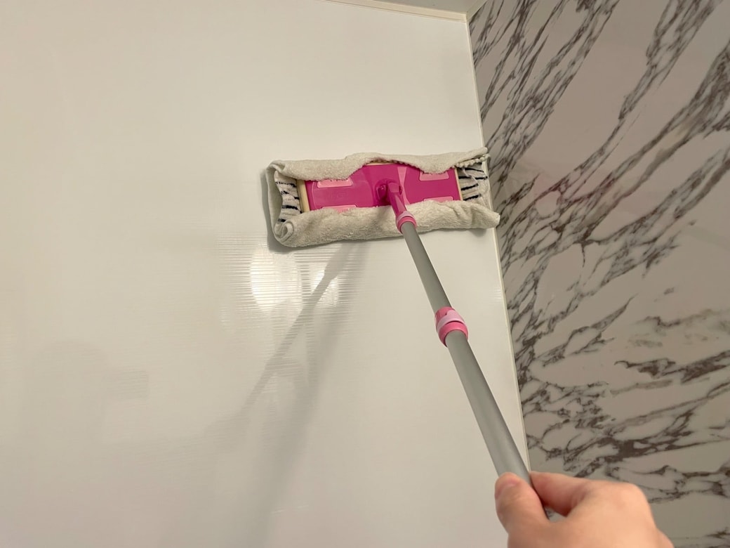 ついで掃除で壁も拭きあげる