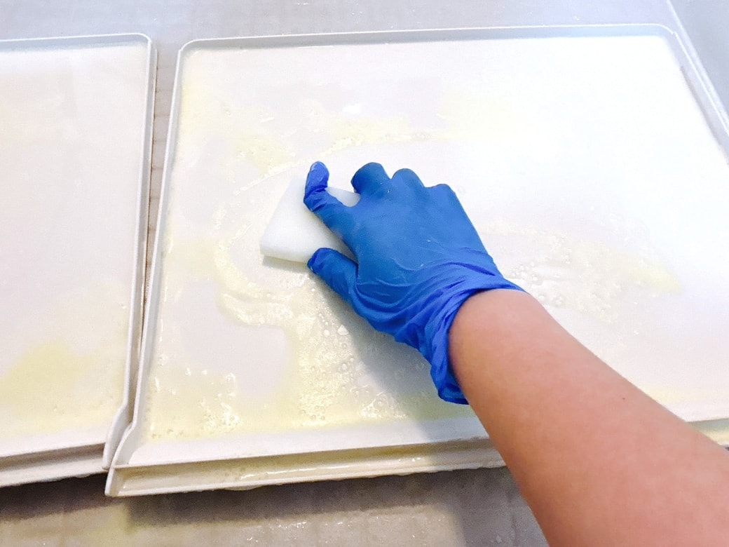 やわらかいスポンジで汚れをこすり落とす