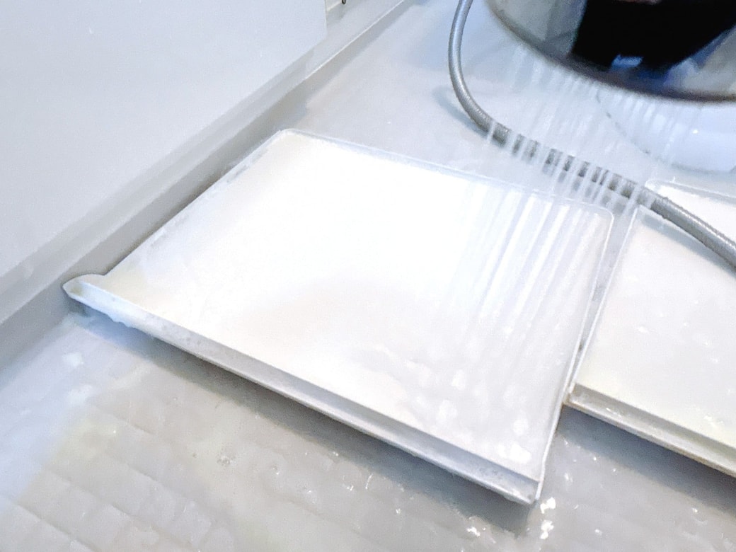 くまなく汚れを落としたら水洗いする