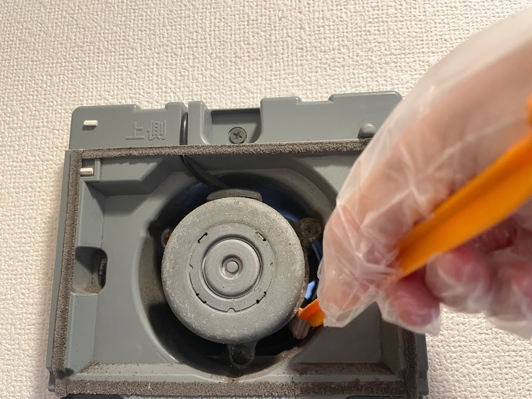 羽根まわりのホコリを取る