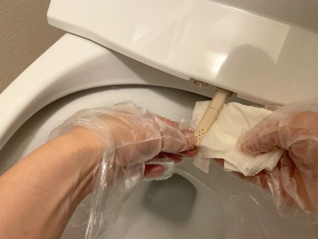 中性洗剤を吹きかけて拭き取る