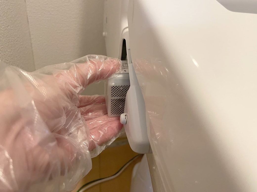 脱臭フィルターを取り外す