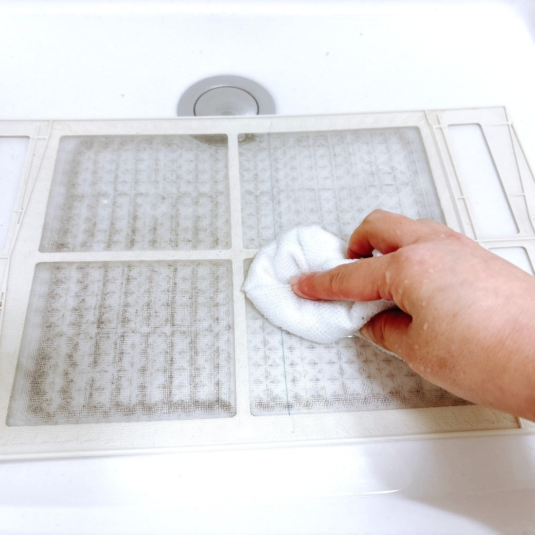 フィルターをぬるま湯で洗う