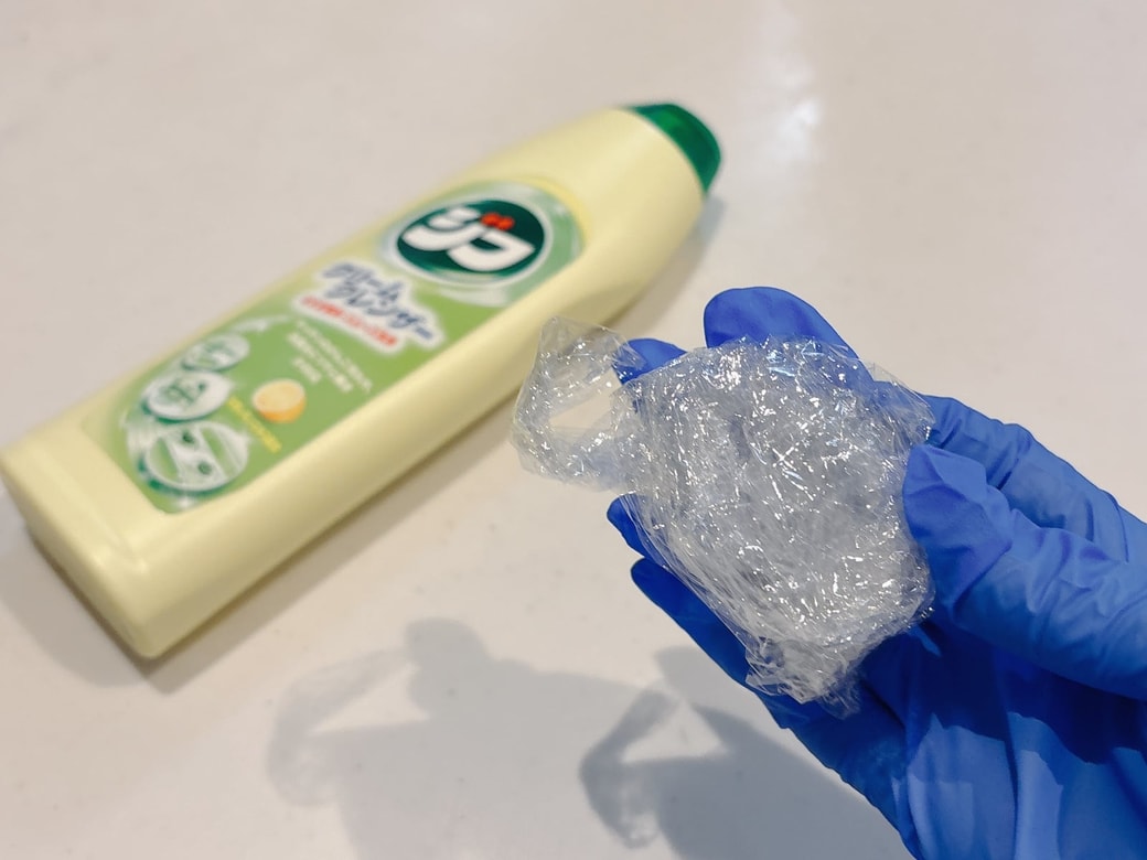 掃除には丸めたラップを使う