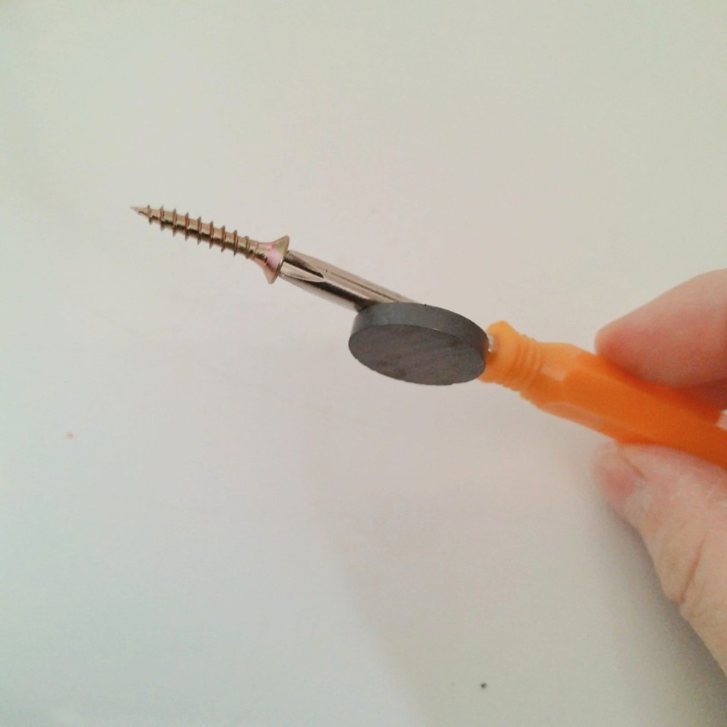 マグネットをとりつけたドライバー