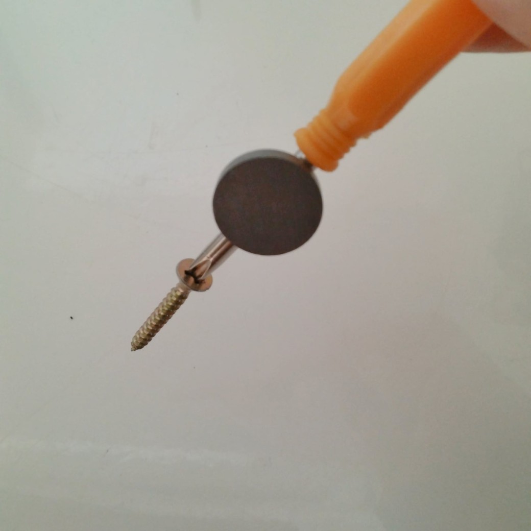 マグネットをつけたドライバー