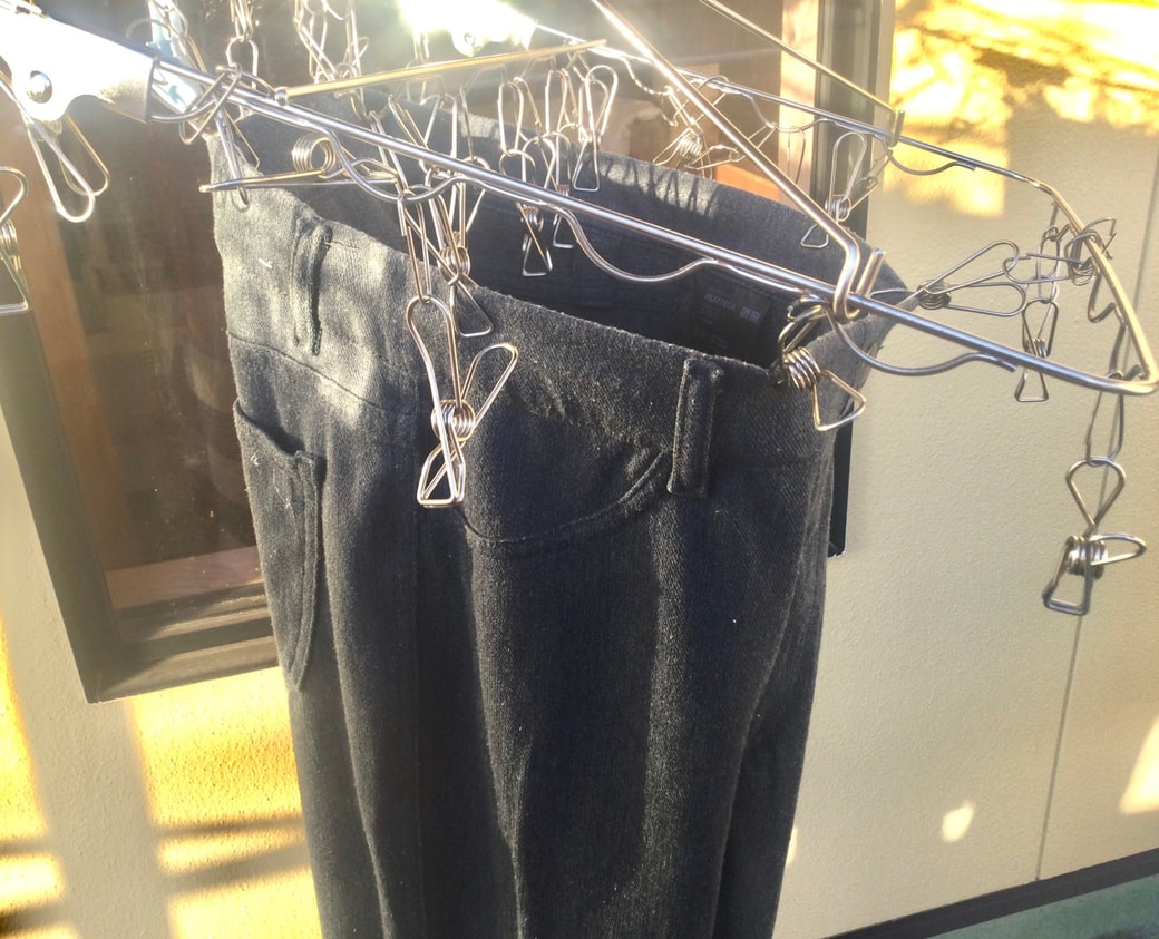 ズボンを筒干しにする