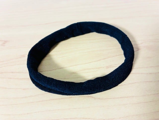 タイツが「ヘアゴム」や「コードの保管」に使える