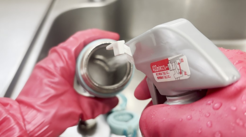 飲み口から中へ向けてスプレーする